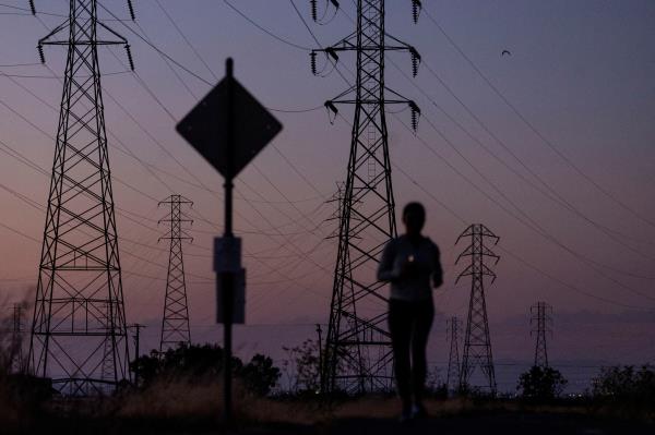 Californians urged to cut power use during extreme heat